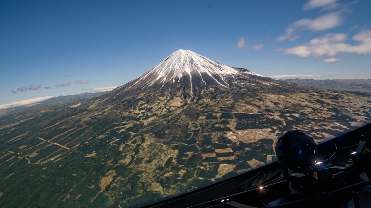 プラネタリウムドーム「サイエンスエッグ」に映った富士山