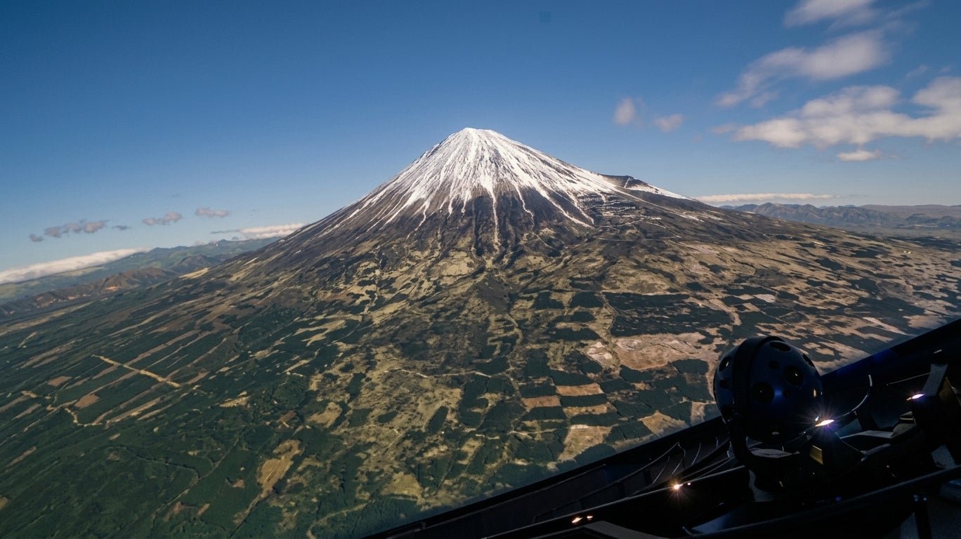 プラネタリウムドーム「サイエンスエッグ」に映った富士山