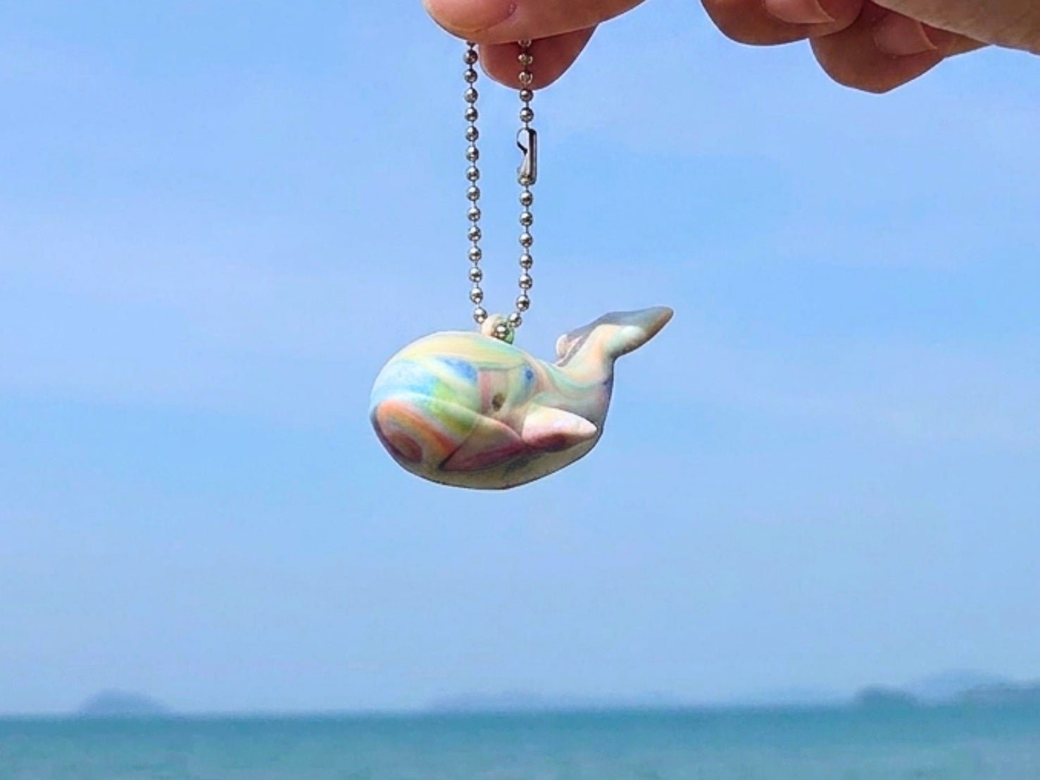 海と空を背景にしたクジラキーホルダー