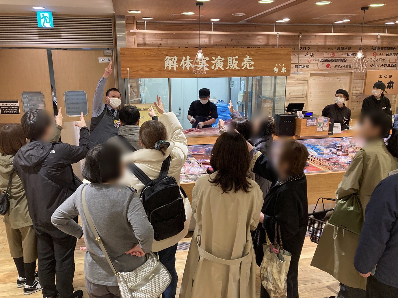 解体実演販売の様子