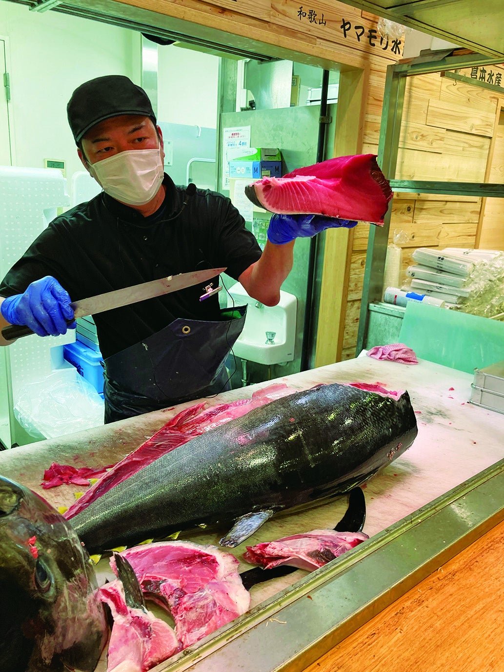 「まぐろ寺本」養殖本マグロ解体実演販売