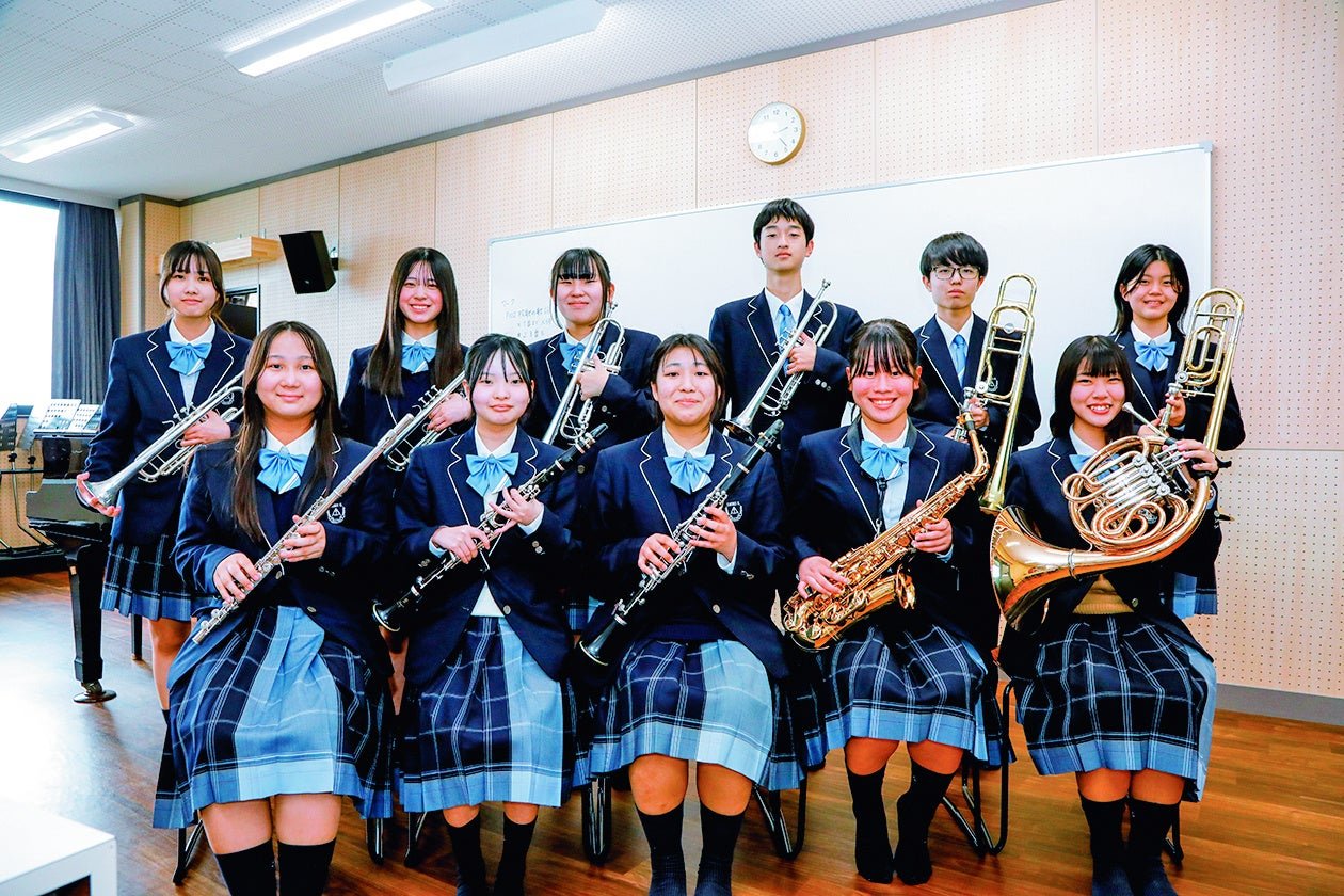 神戸国際大学附属高等学校吹奏楽部の集合写真