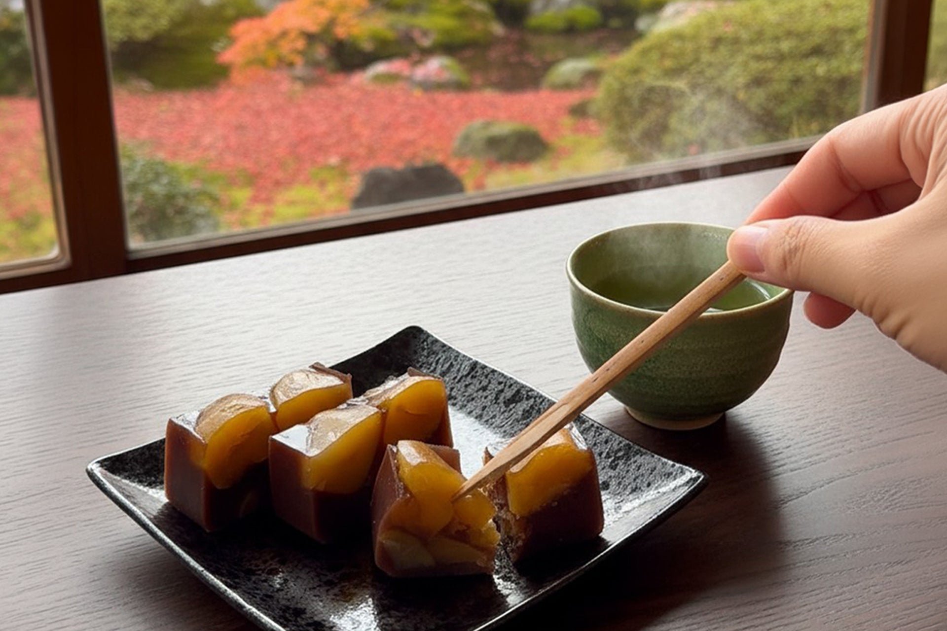 温かいお茶とともに味わう生栗むし羊羹