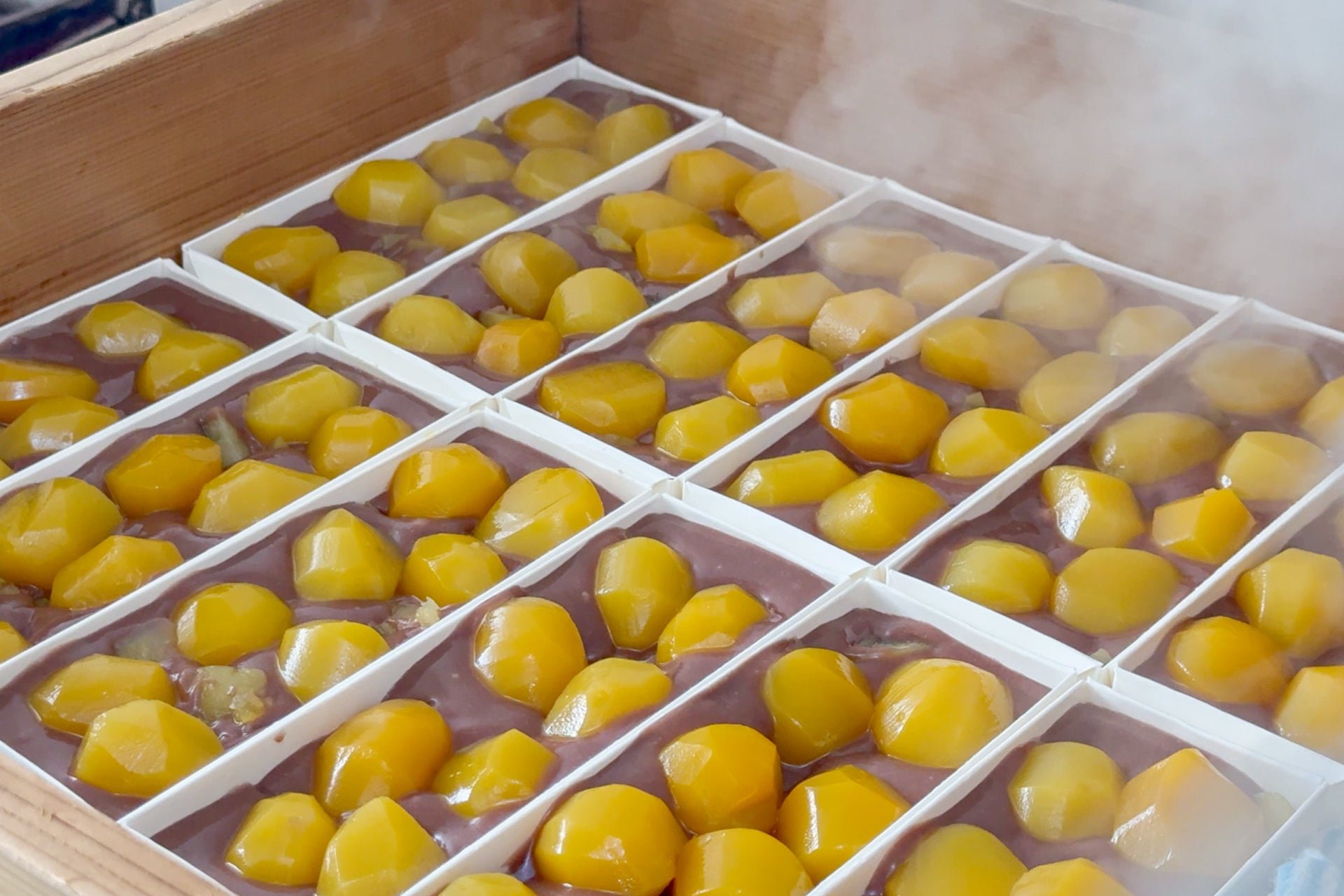 木製の蒸篭で羊羹を蒸し上げる様子