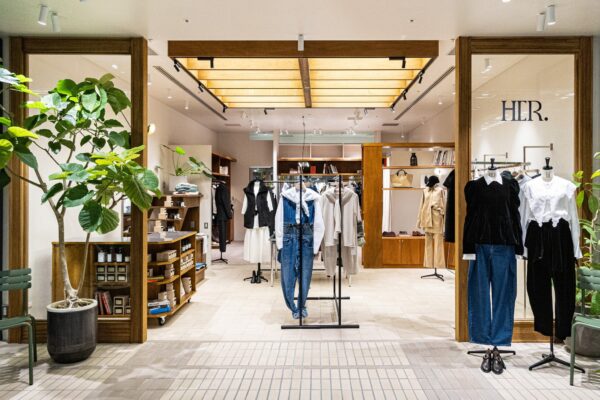 「HER. NEWoMan新宿店」外観