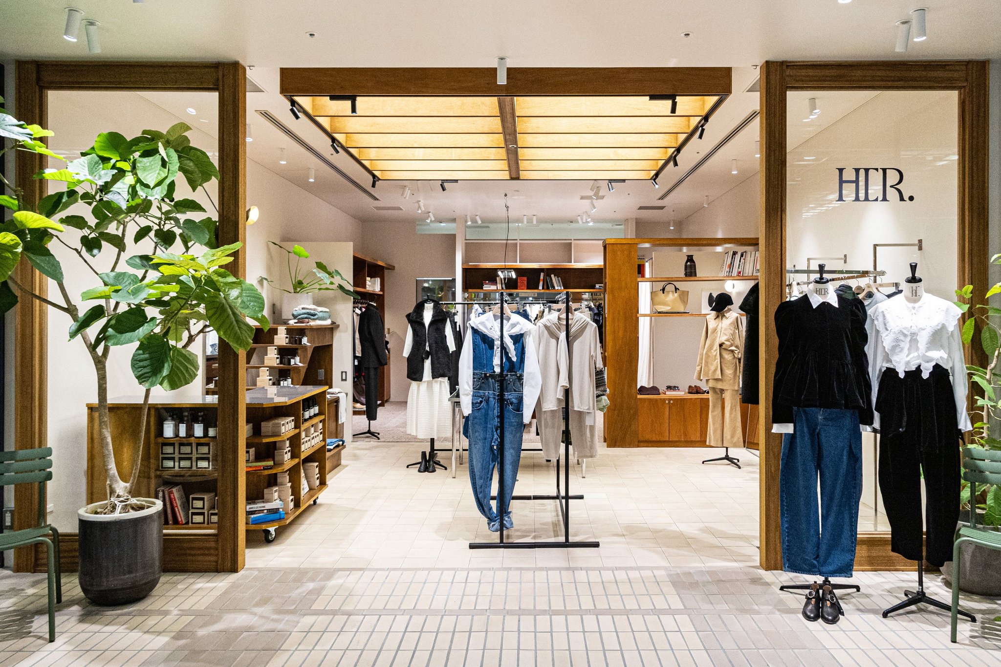 「HER. NEWoMan新宿店」外観
