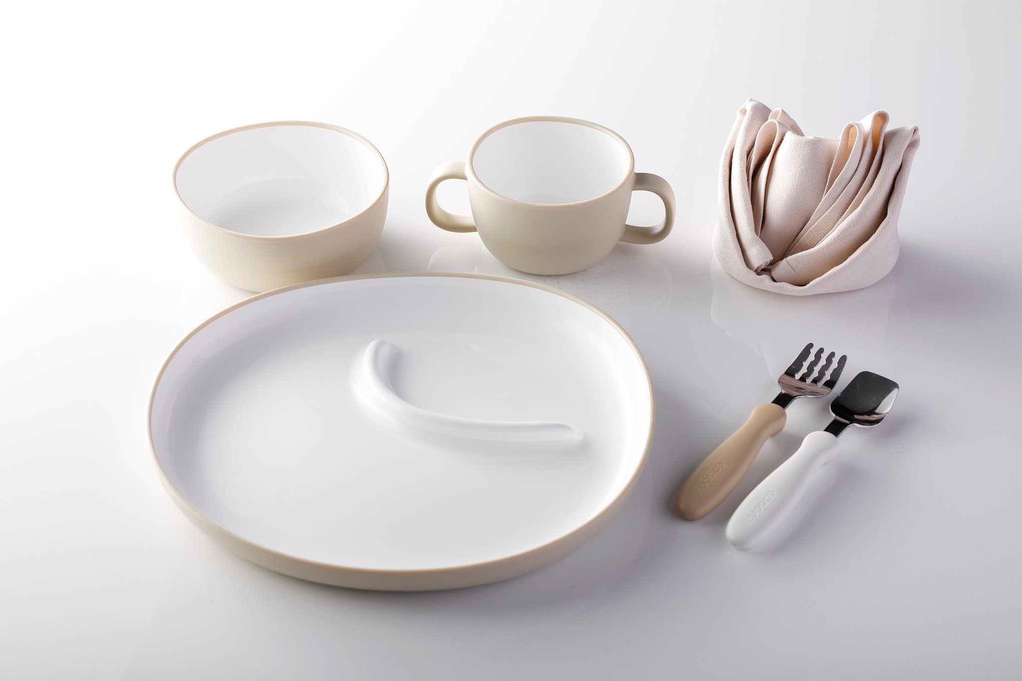 お子さま用の食器とカトラリーセット