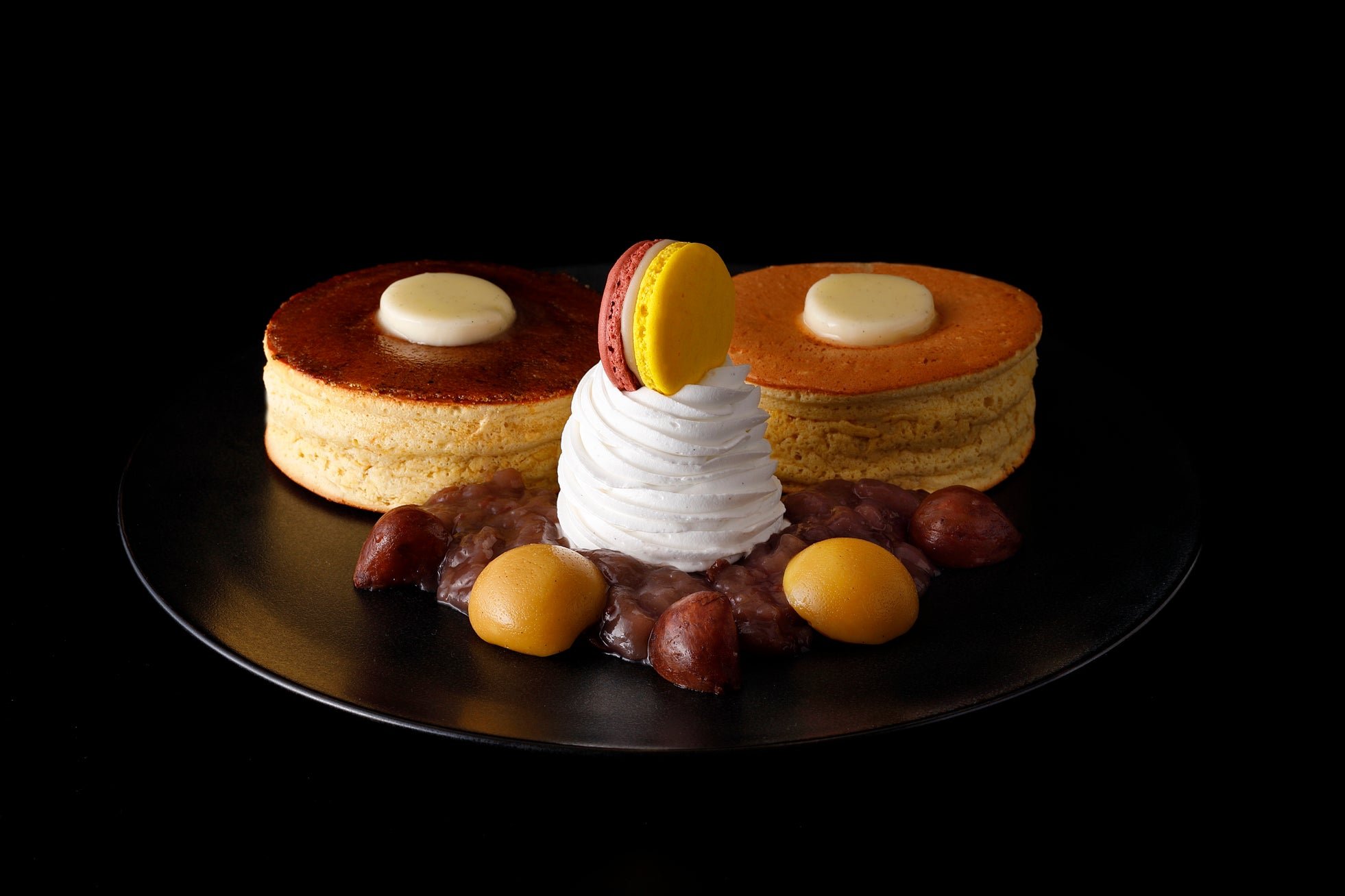 栗のモンブランやマカロンを添えたマロンパンケーキ