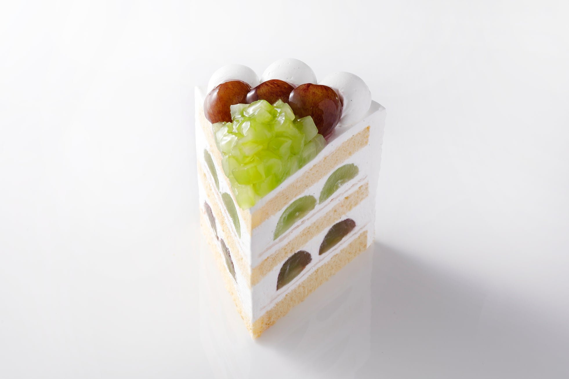 ぶどうとクリームを重ねた新エクストラスーパーグレープショートケーキの断面