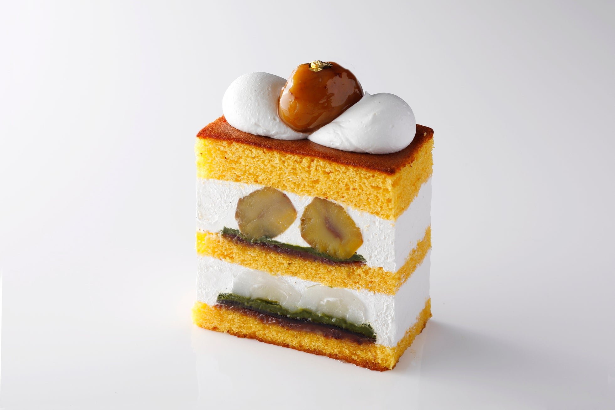 大粒の栗と金箔をのせたスーパーマロンショートケーキの断面