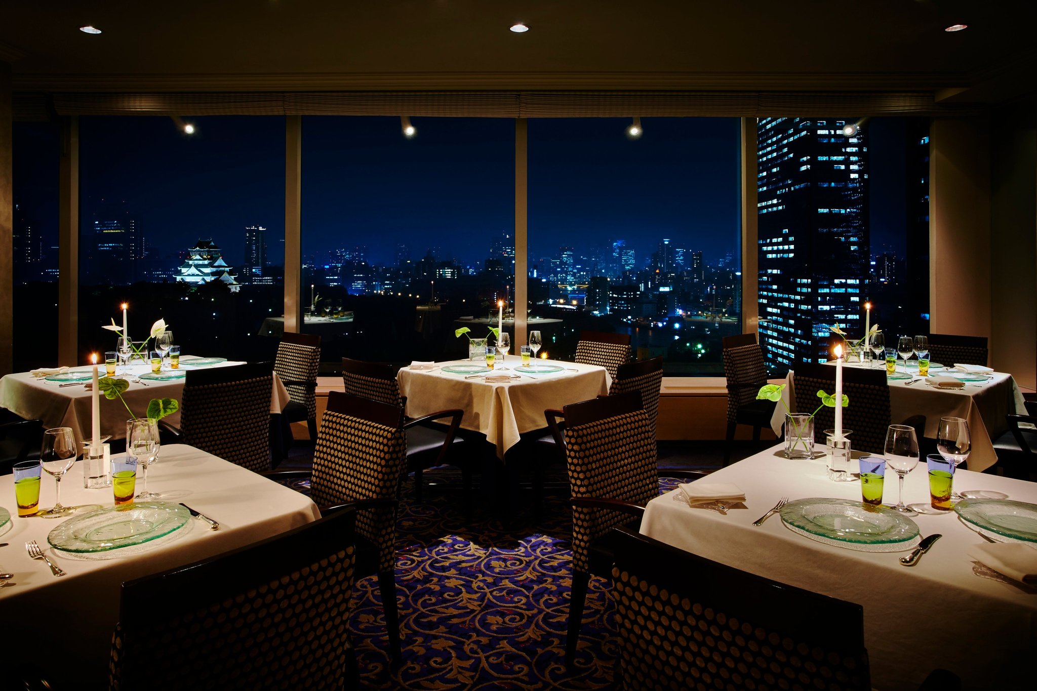 フランス料理「SAKURA」のダイニングと大阪城夜景
