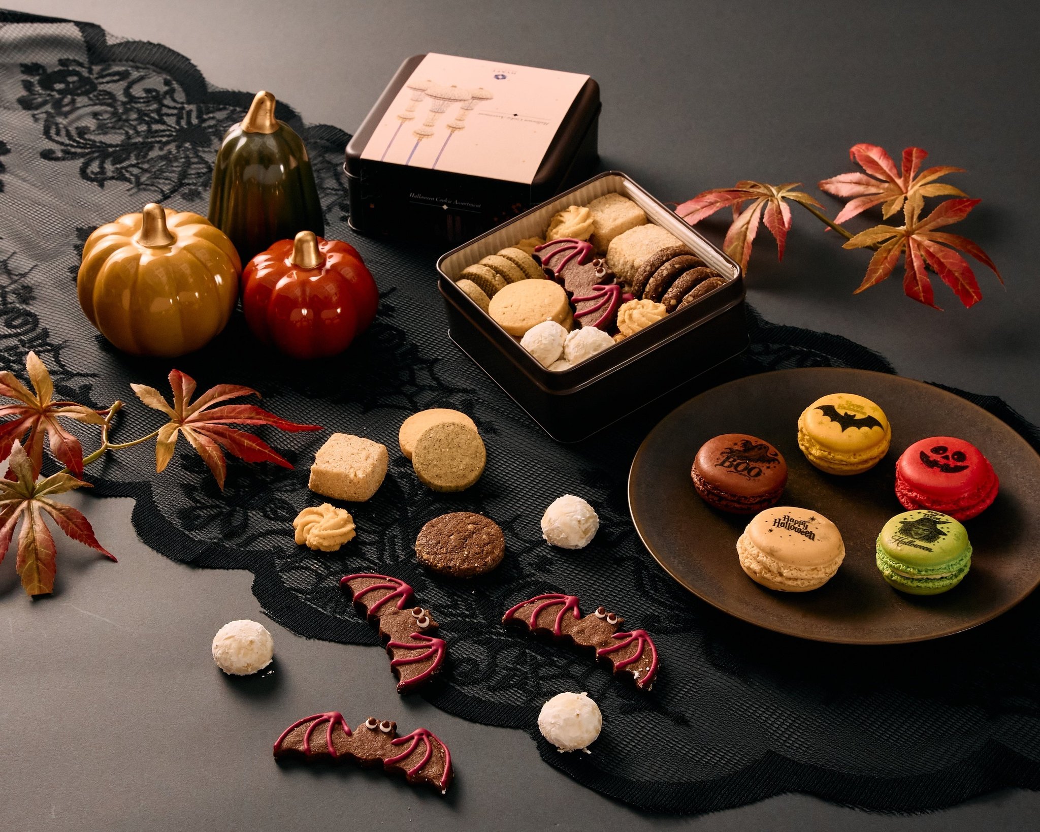 ホテルメイドのマカロンとハロウィンクッキー缶