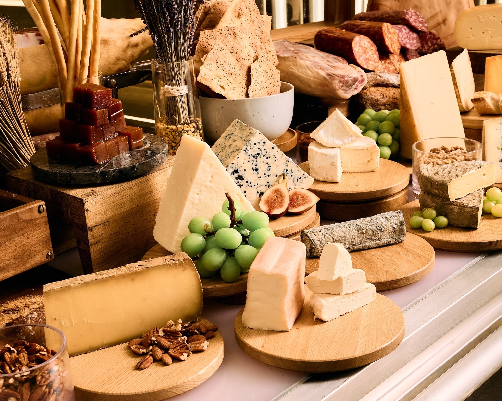 Fromagerie Clubのチーズとシャルキュトリー盛り合わせ