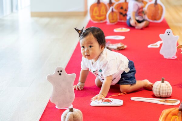 赤ちゃんが挑戦するハロウィンはらぺこレースの様子