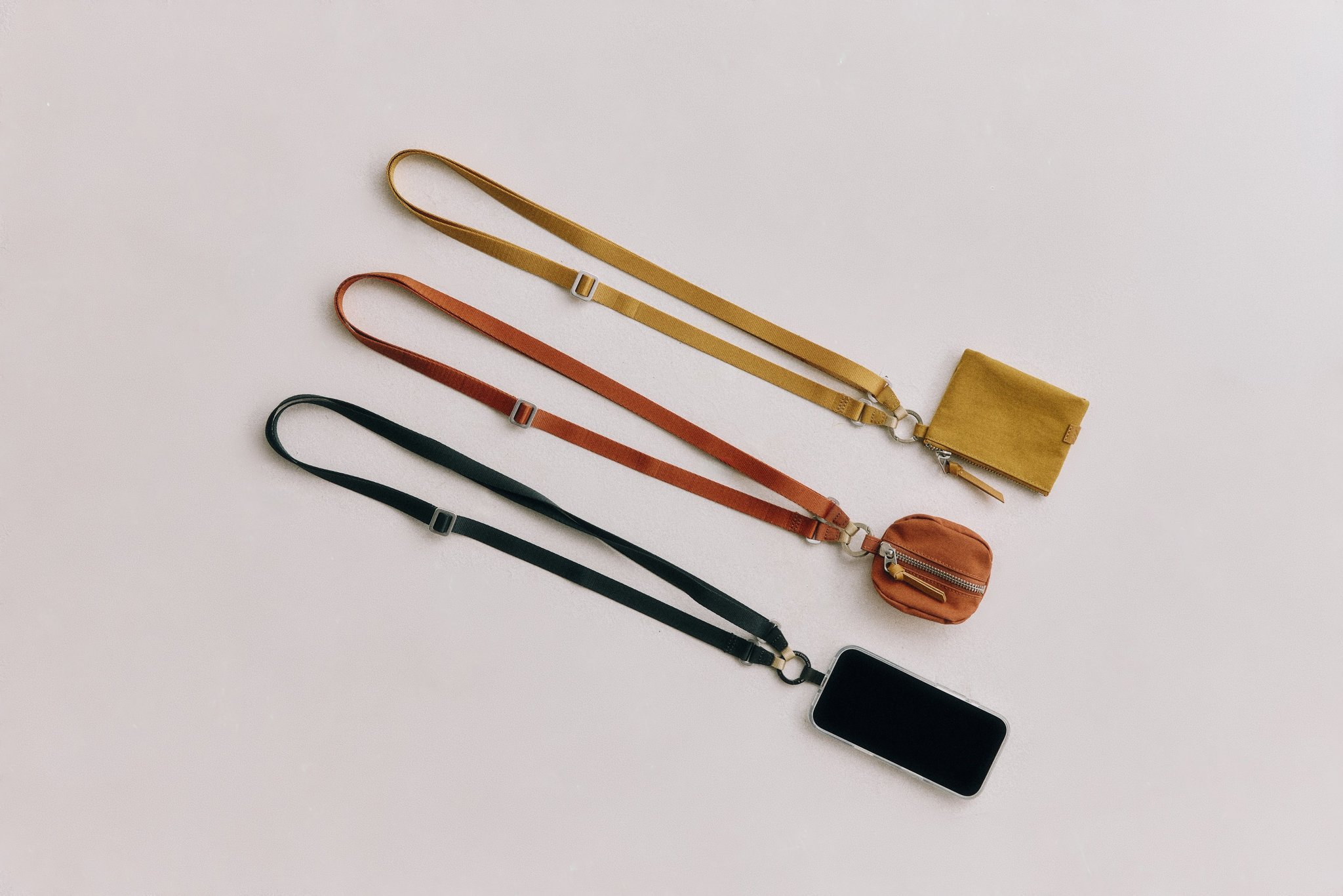Niru Journey Strap 全3色（¥6,050 税込）/ 同 Utility Pouch 全6色（¥4,400 税込）/ 同 Zip Pouch 全6色（¥4,400 税込）