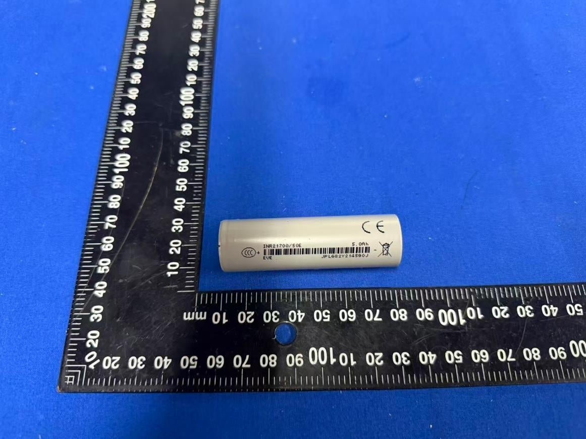成熟した円筒形電池を、シンプルな1セル構成で。 / 採用電池セルの試験用試料。CVC試験報告書掲載写真。