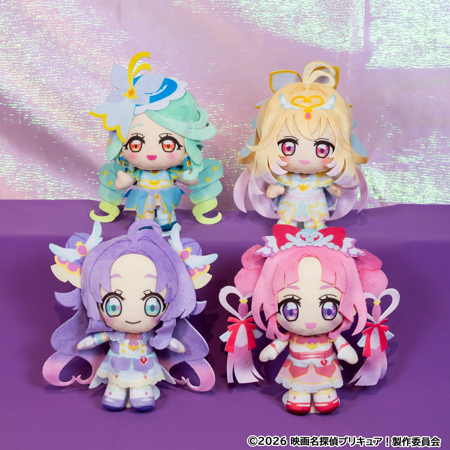 紫の布を背景に並んだ4体のプリキュアぬいぐるみ