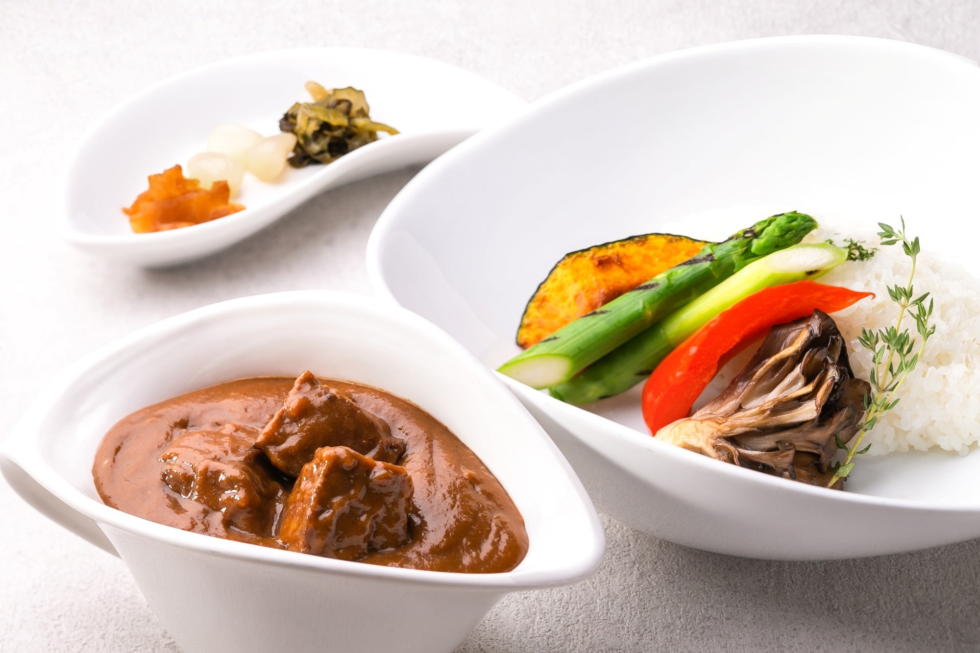 オリエンタルホテル伝統カレー 牛肉と県産野菜添え