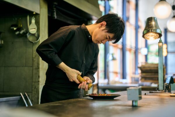 Chef’s Tableで料理を仕上げる黒岩直弥シェフ