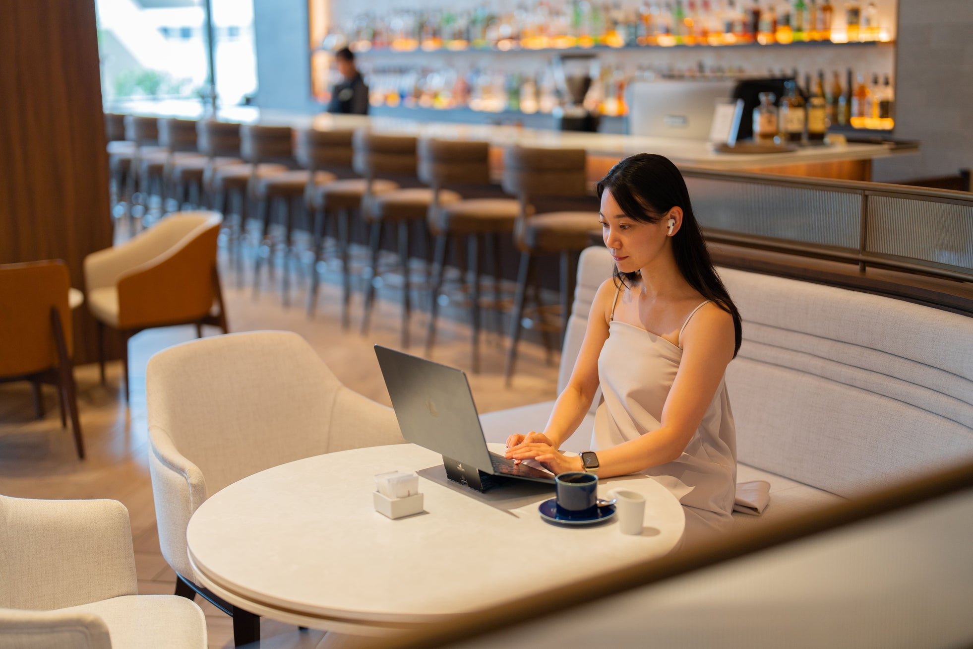 「Lounge＆Bar」でコーヒーを片手に作業する様子