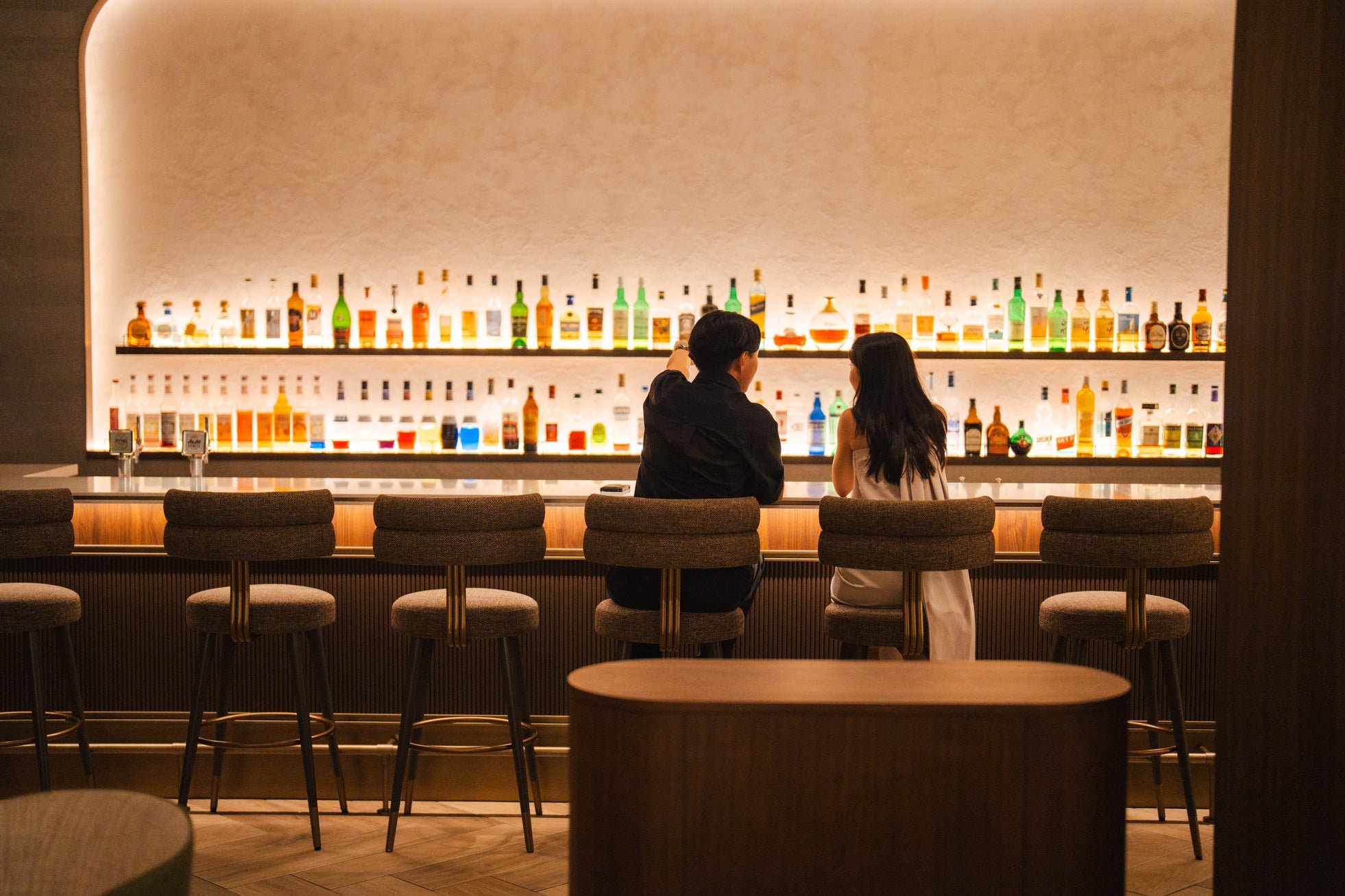 「Lounge＆Bar」でグラスを手に語り合う様子