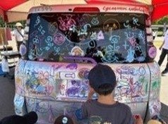 色とりどりの絵で埋まった「らくがきカー」の車体