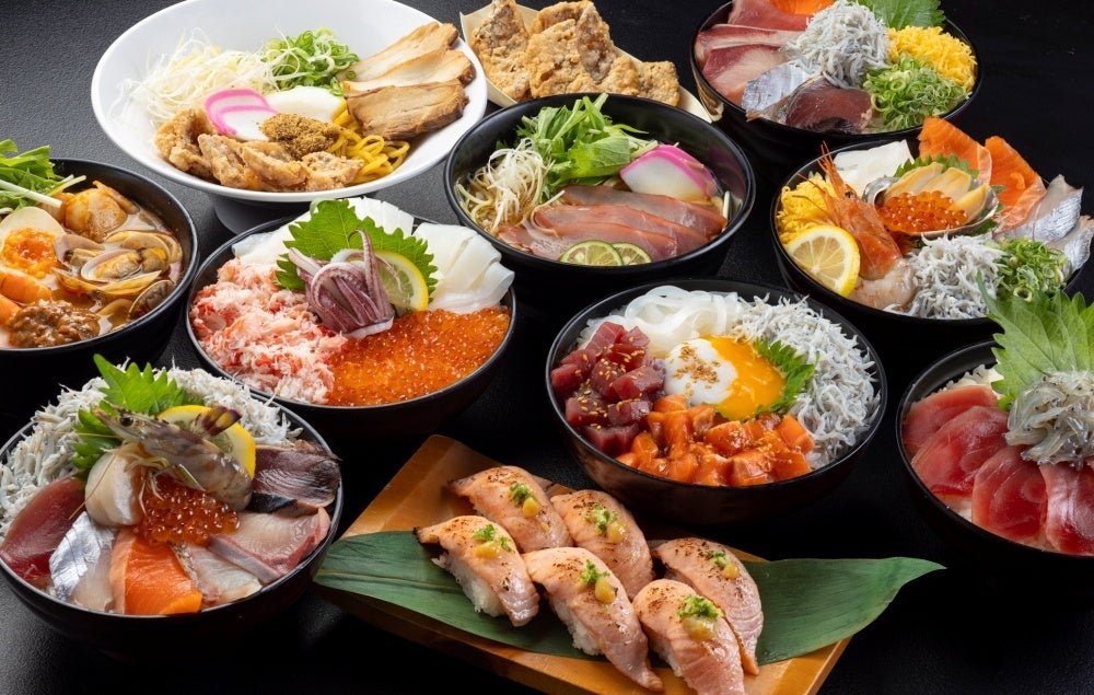 多種類の海鮮丼と握り寿司の盛り合わせ