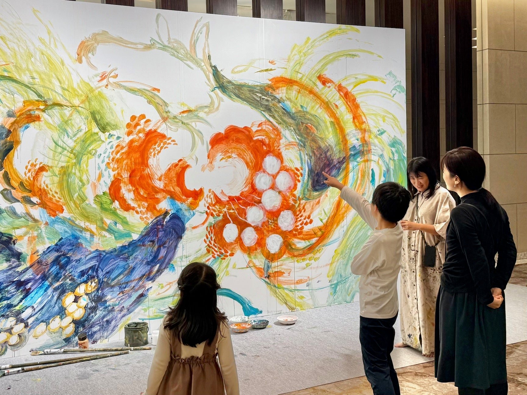色とりどりの絵の具で描かれた大きなキャンバスパネル