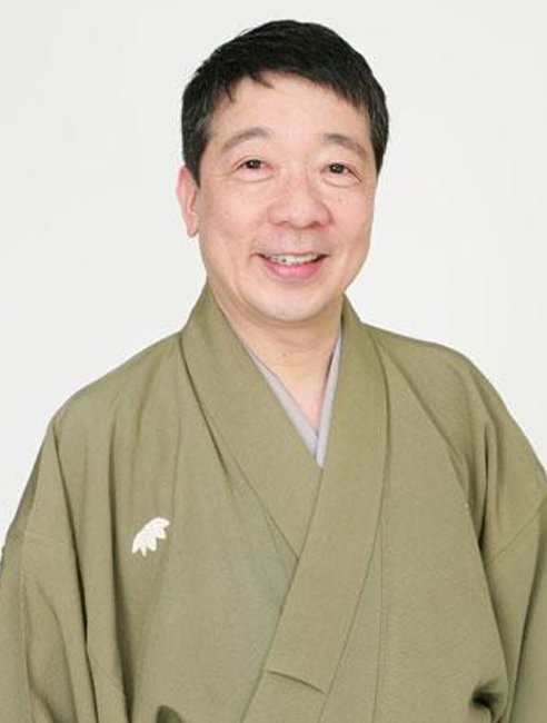 着物姿で笑顔を見せる笑福亭 鶴光さんのポートレート