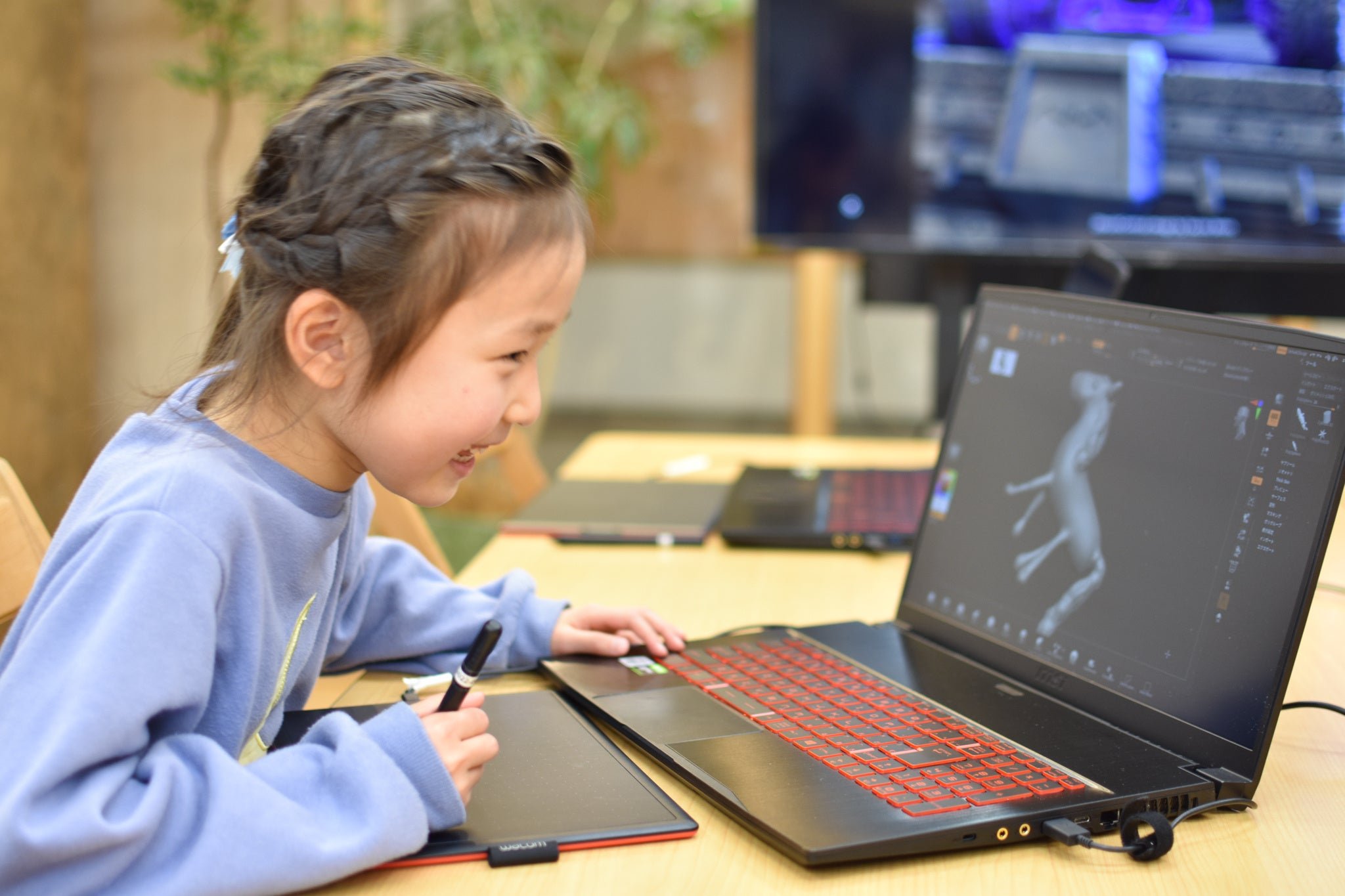 ペンタブレットを使い3Dモデリング画面を操作する女の子