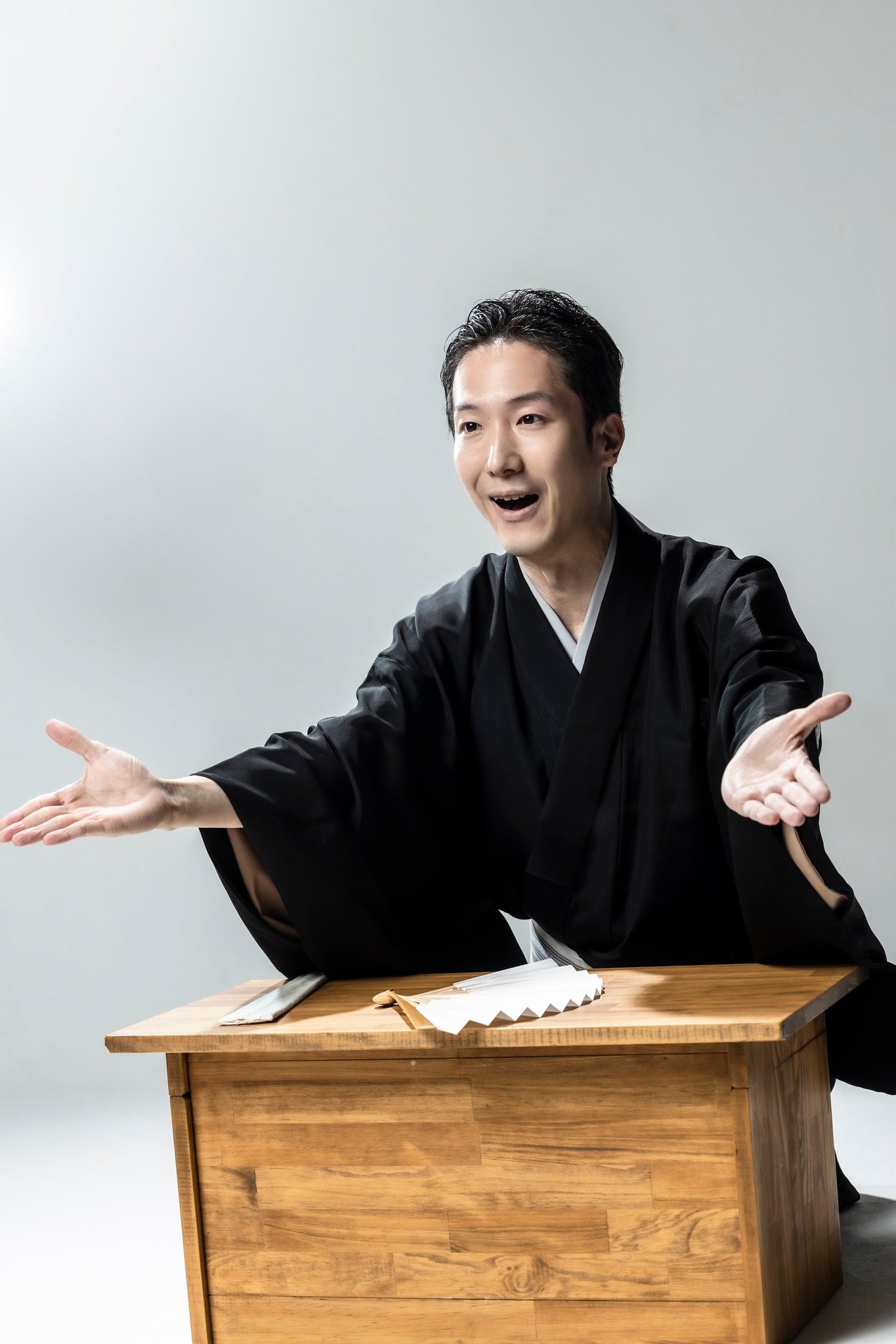 黒紋付袴姿で身振りを交えて語る神田 伊織さん