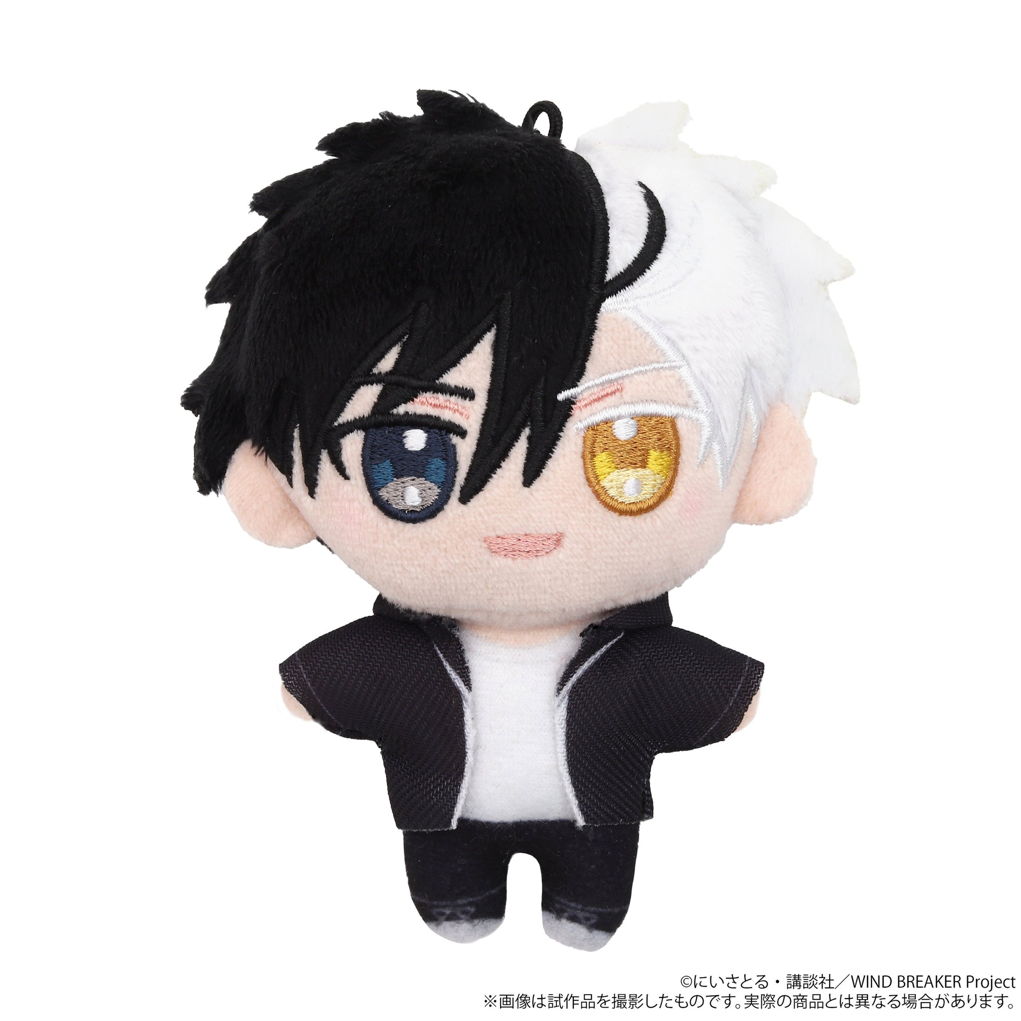黒×白ツートンヘアで左右の瞳の色が異なるキャラクターのぬいぐるみ