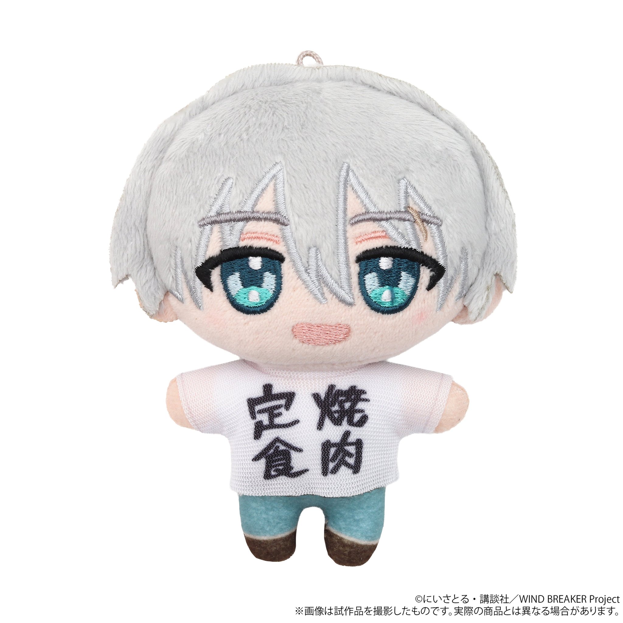 胸元に「焼肉定食」とプリントされた白Tシャツを着たキャラクターのぬいぐるみ