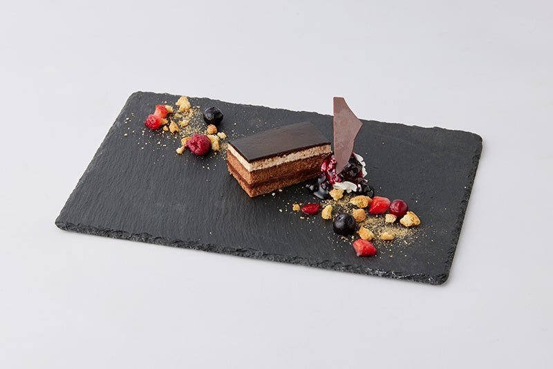 楽のカシスとビターチョコのオペラノワール そばぼうろ添え