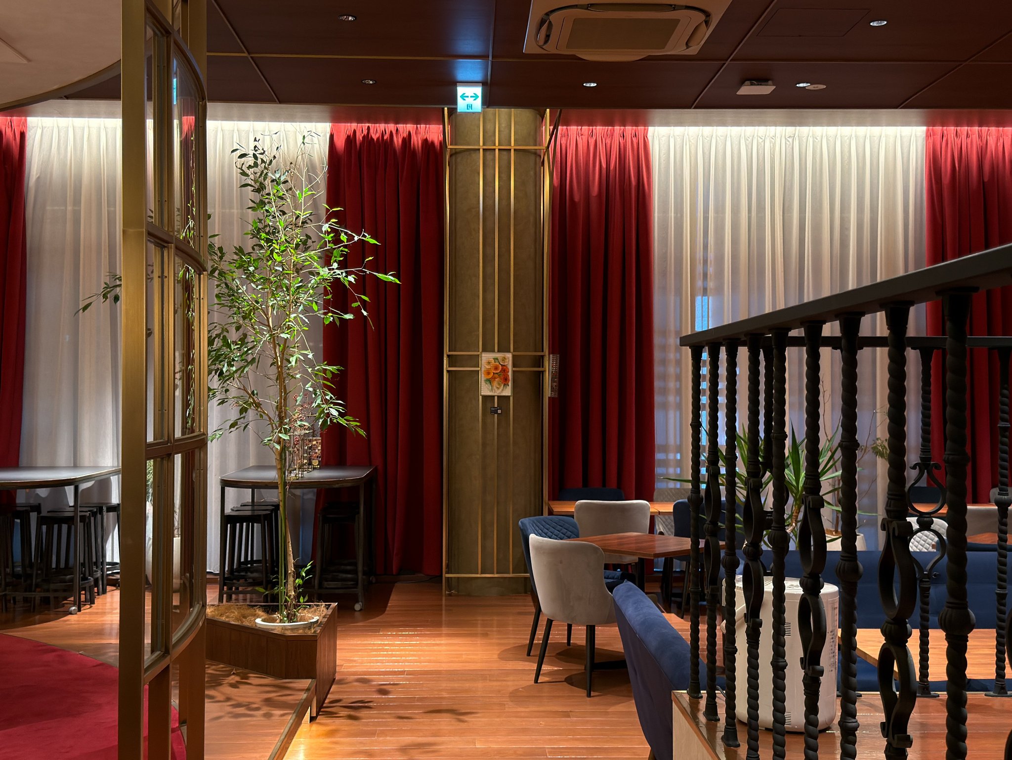 3つのギャラリーと、銀座で展示をつくる / 「パンとエスプレッソと GINZA LOUNGE」店内