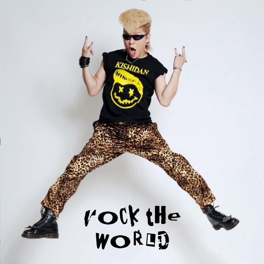 Tシャツ、パンツ、ネックレス