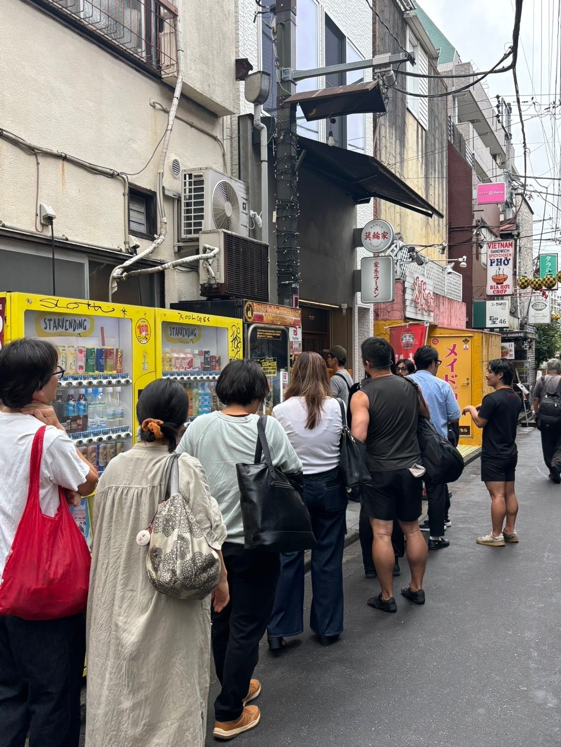 箕輪家中野本店前に並ぶ先行試食会の来場者