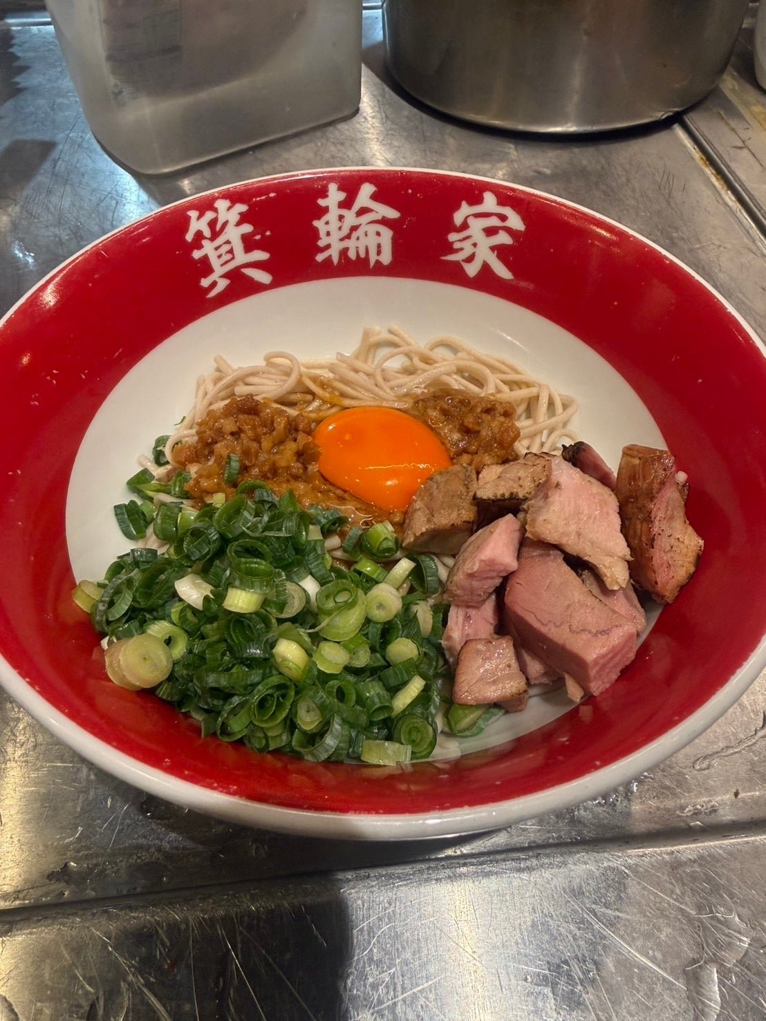 麺・ニンニクペースト・背脂・チャーシューを盛り付けた「【箕輪家特製】いつでもニンニク背脂まぜそば」