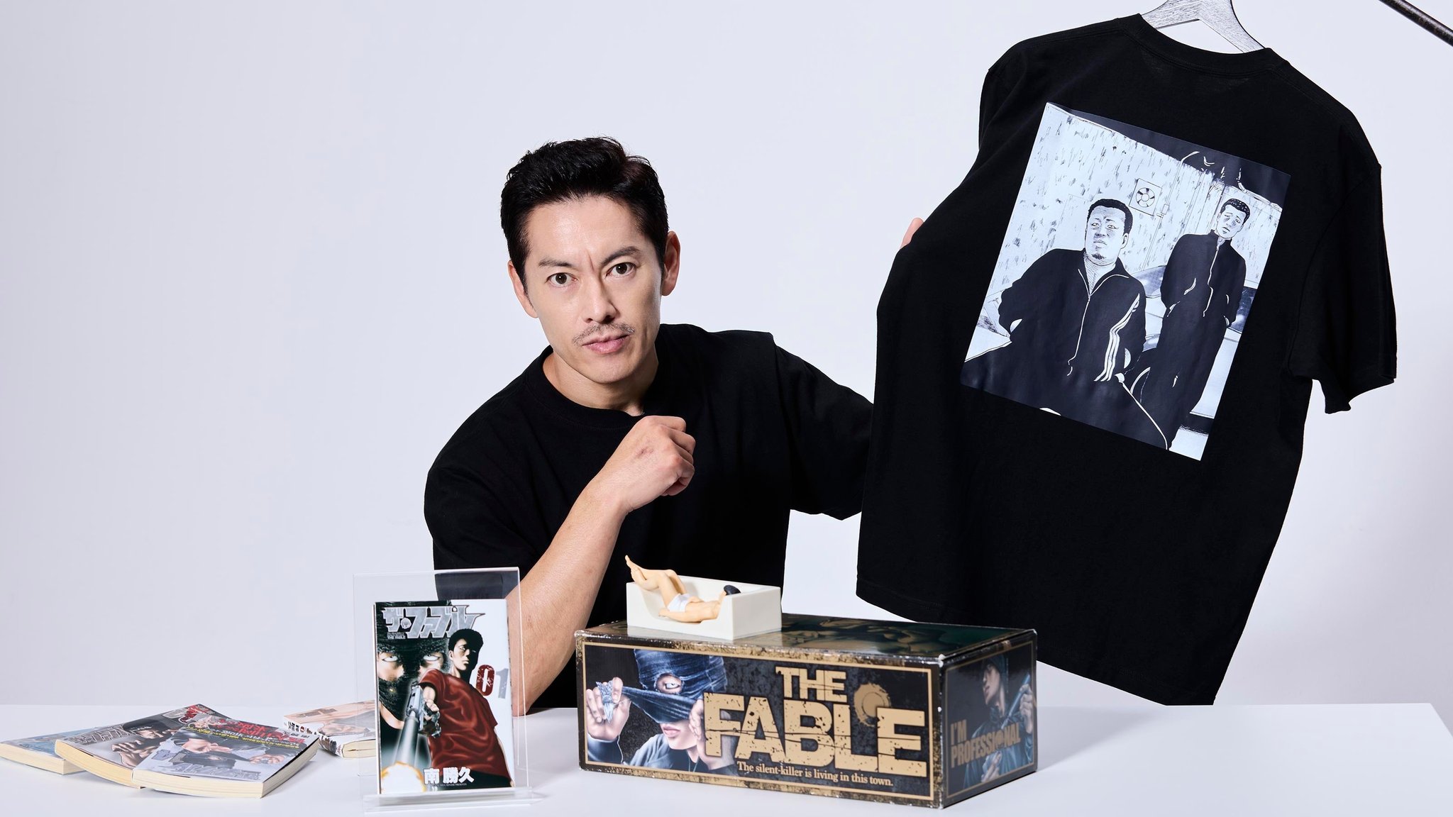 般若さんがデザインした『ザ・ファブル』のTシャツ。背中一面に、自ら選んだ一場面を配置した ©南勝久／講談社