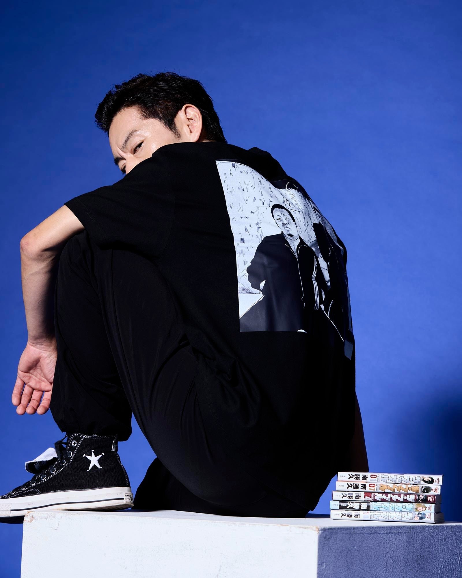 Tシャツを着た般若さんの全身
