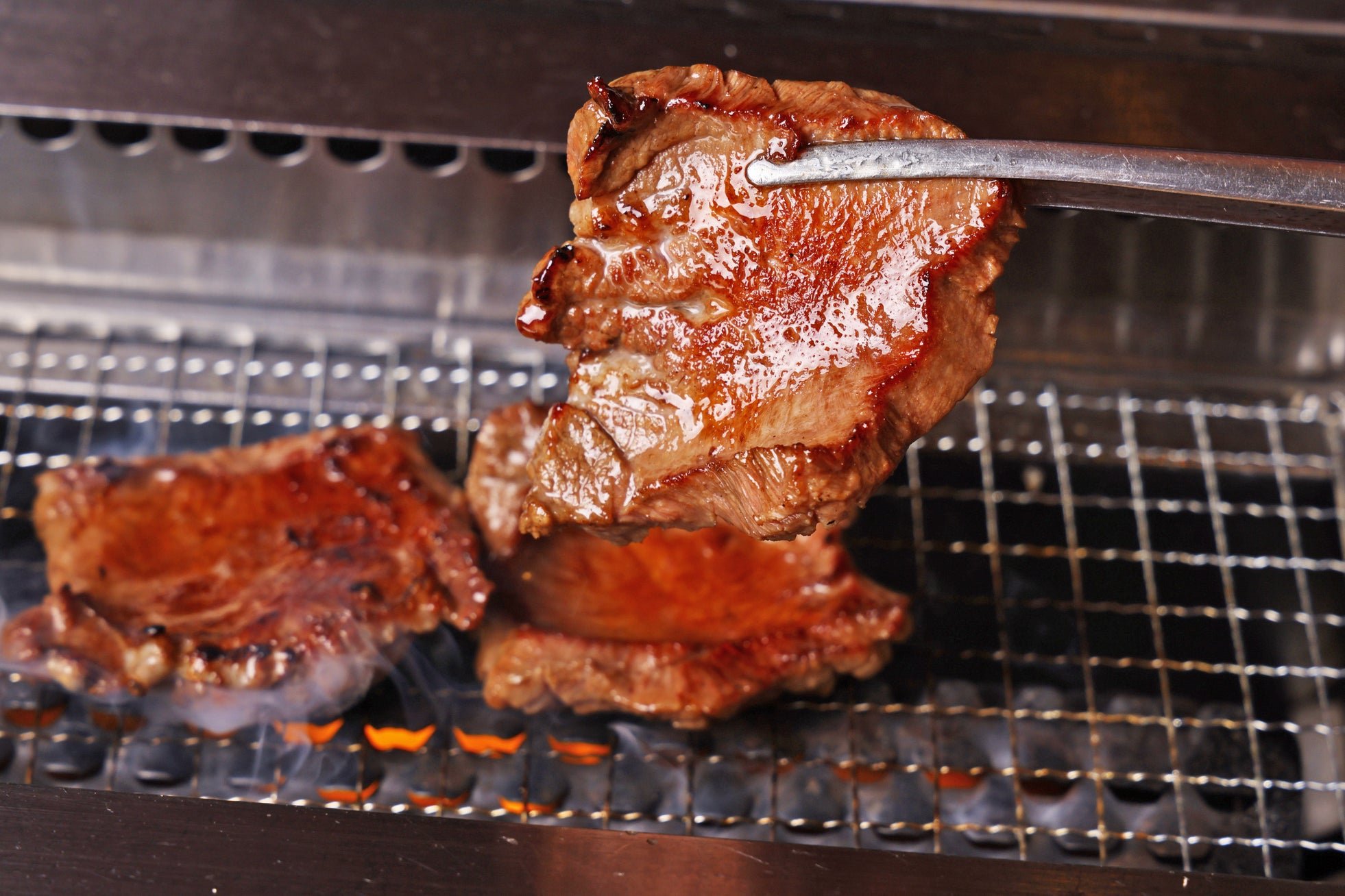 無煙ロースターで焼く肉料理