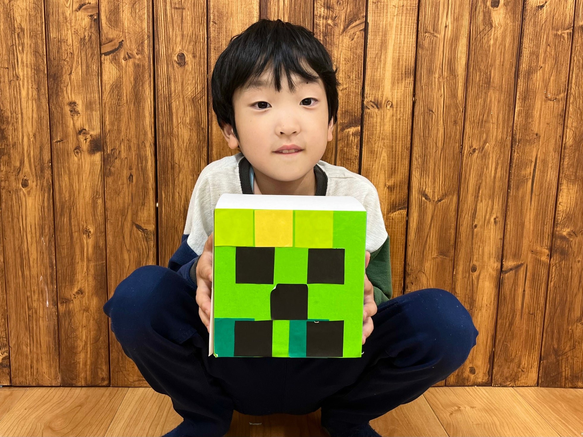 完成したオリジナルブロックを手に持つ参加者