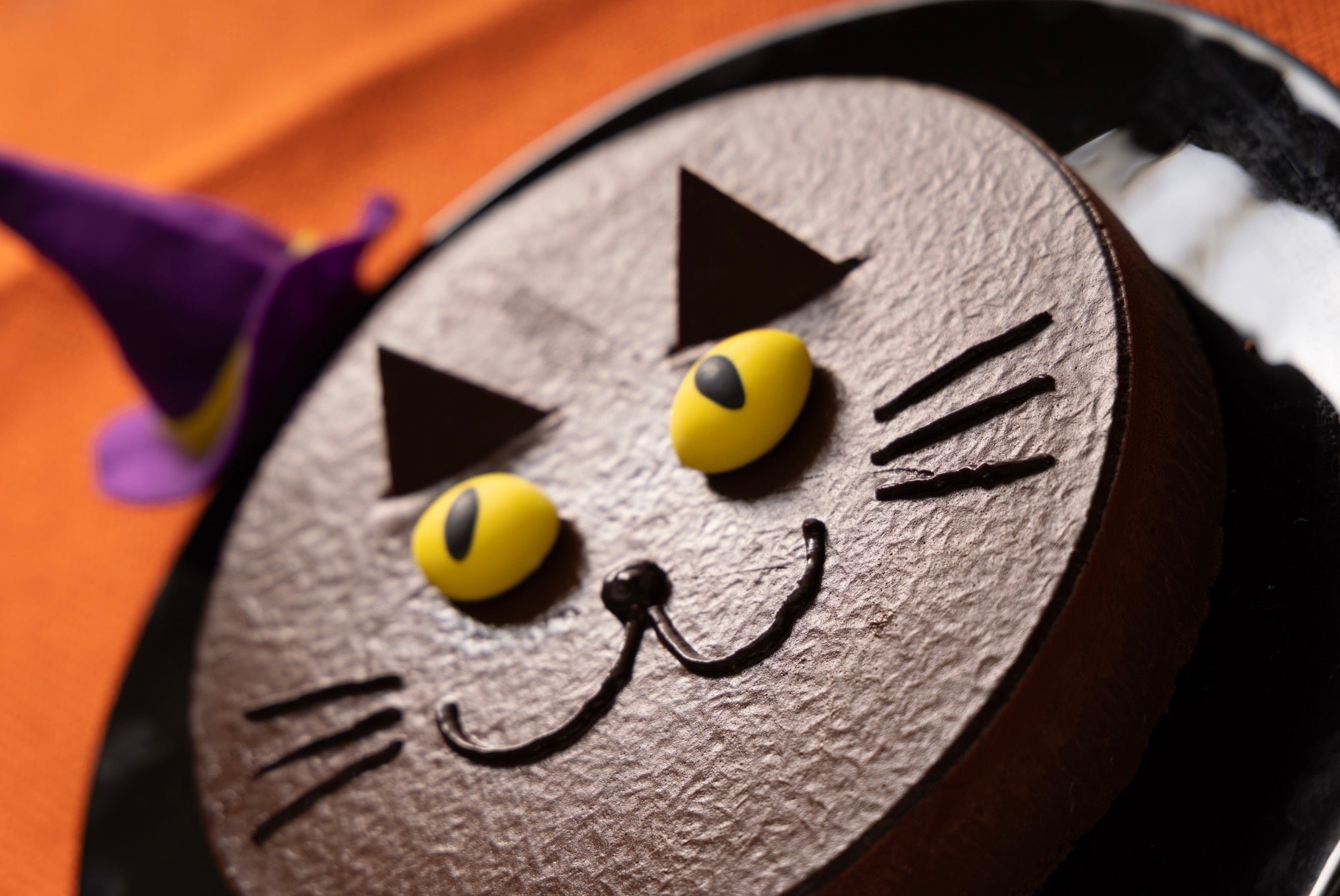 黒猫の顔を表現したダークチョコムース