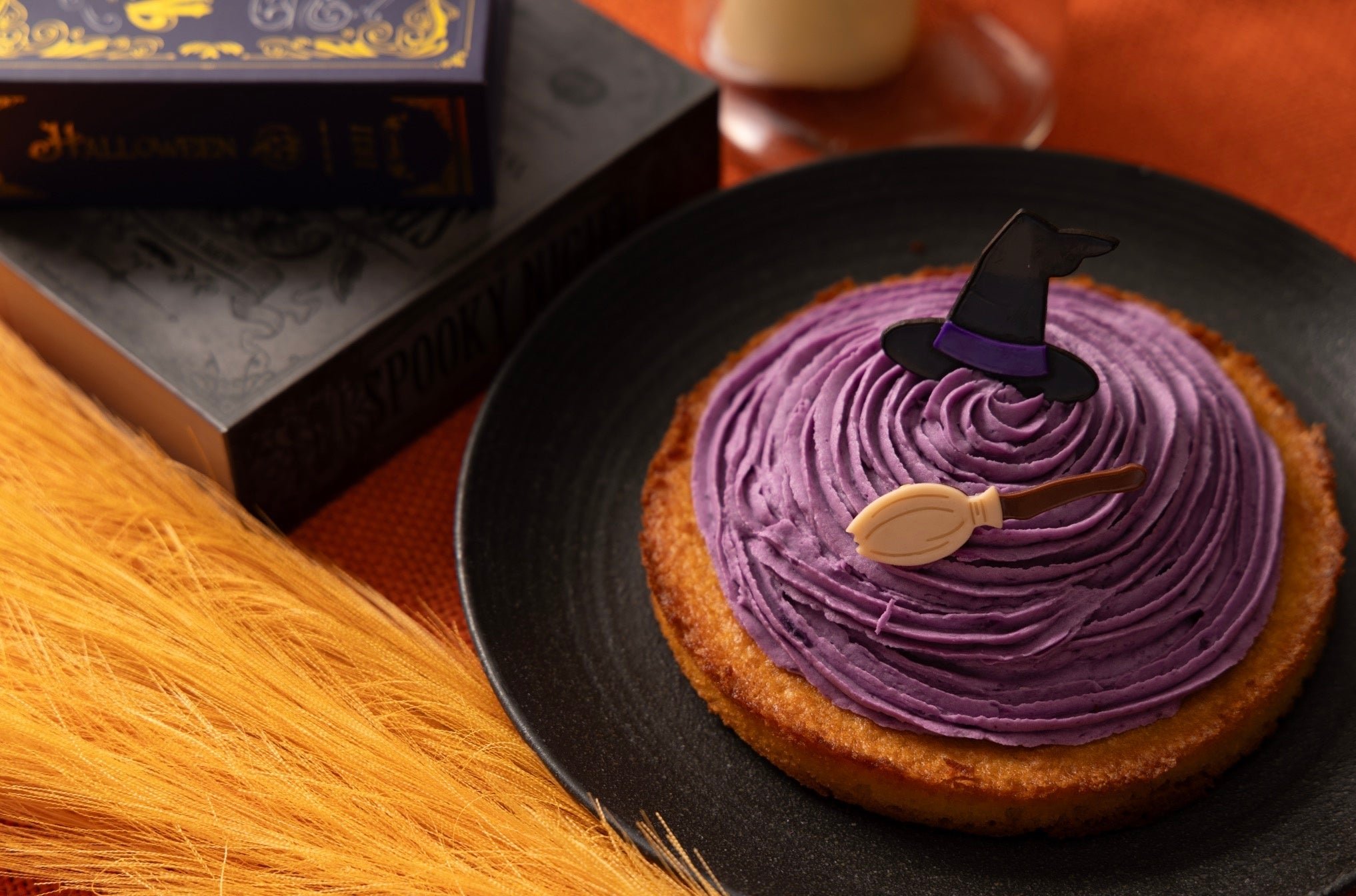 紫のクリームと魔女帽子・箒のチョコパーツを飾ったタルト