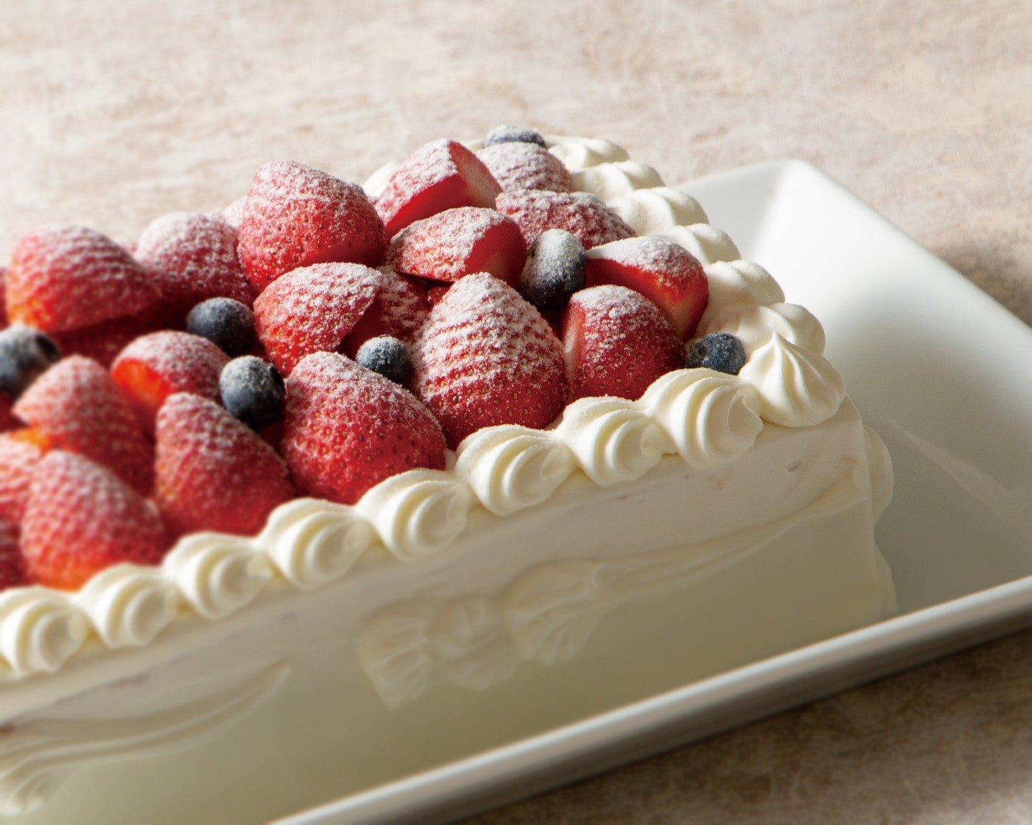 イチゴとブルーベリーを敷き詰めた苺のショートケーキ