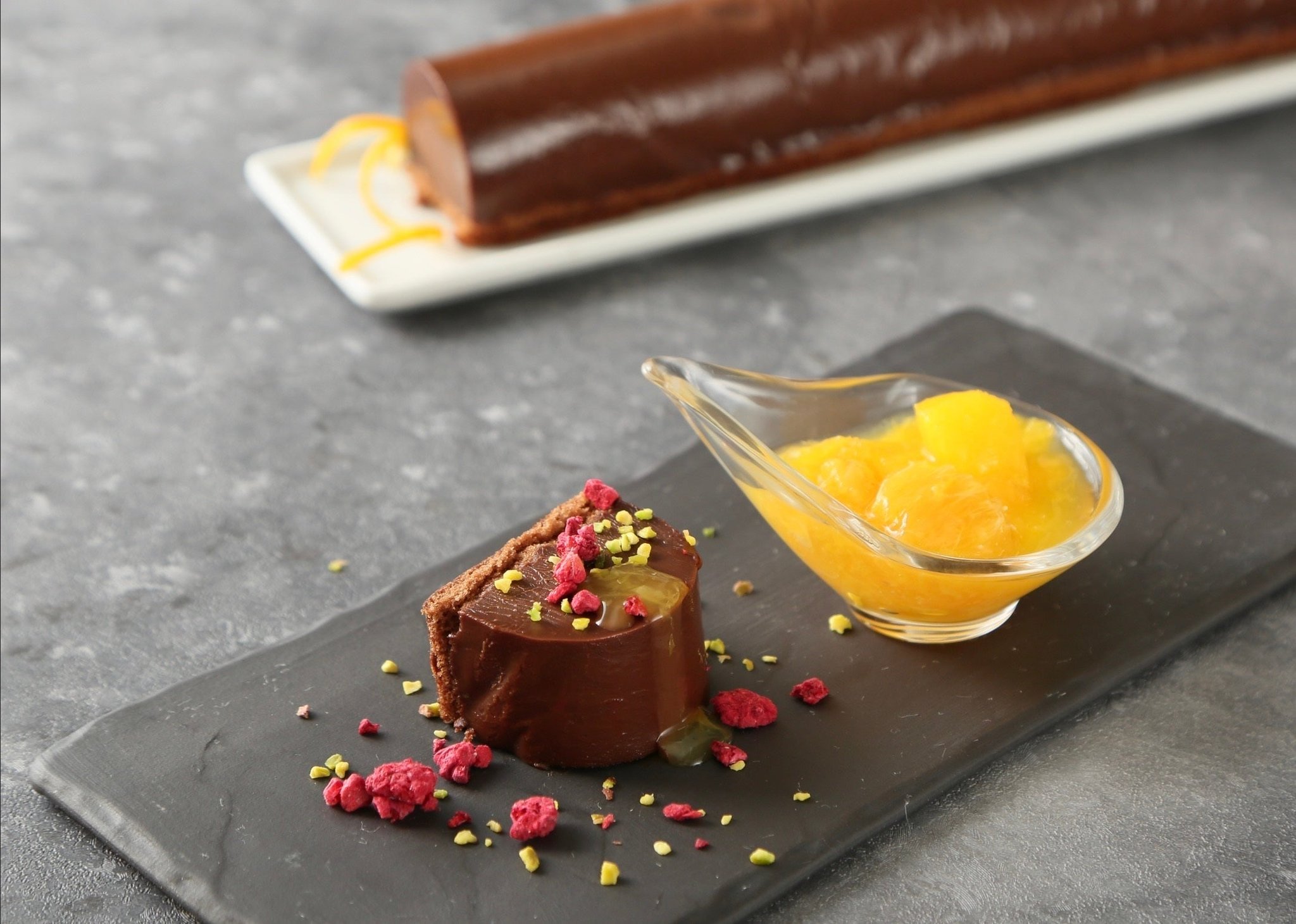 オレンジソースを添えたチョコレートテリーヌ