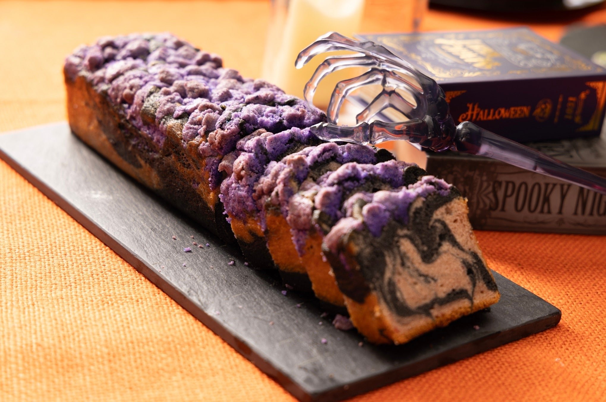 紫のクランブルをのせた黒とベージュのマーブルパウンドケーキ