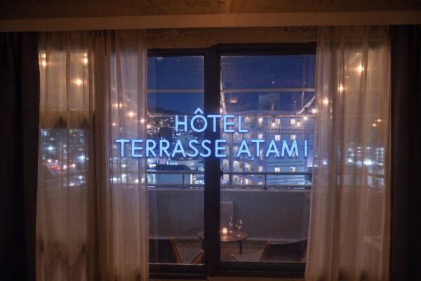 熱海駅徒歩2分。賑やかな商店街の先に佇む、全3室だけの隠れ家ホテル / HOTEL TERRASSE ATAMI の主役は、「夜風を感じるプライベートテラス」