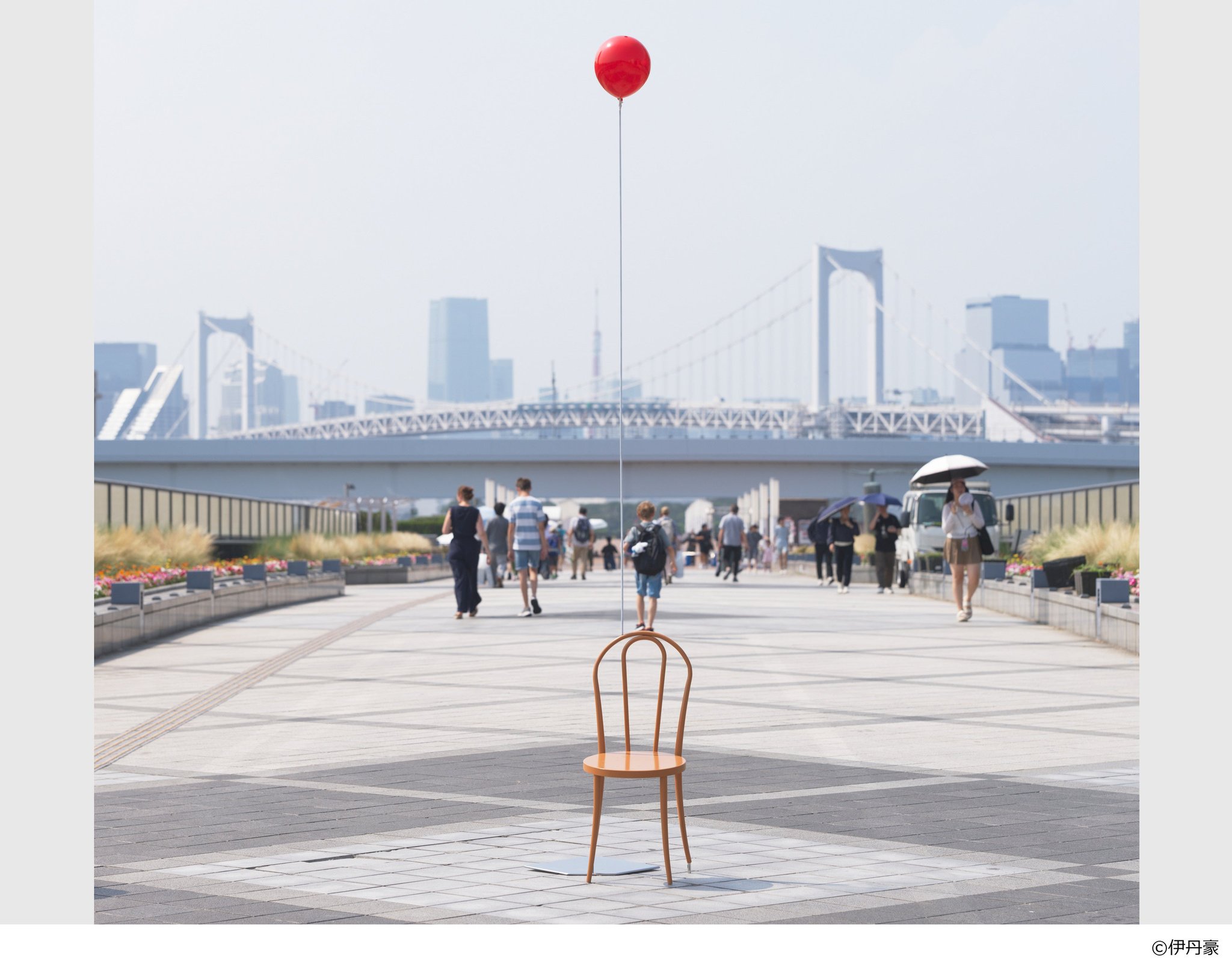 「風船と椅子」