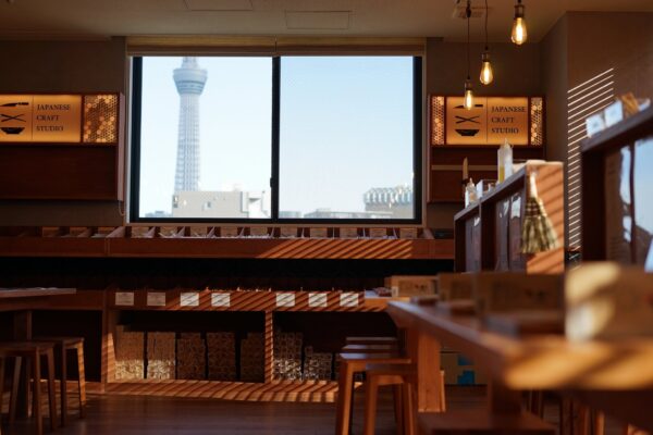 スカイツリーを望む店内風景